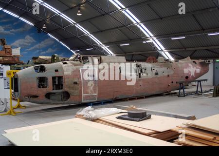 Épave récupérée de la Seconde Guerre mondiale d'un bombardier Douglas A-20G Havoc de l'US Air Force en cours de restauration à l'aéroport de Wangaratta. Wangaratta, Australie - 7 décembre 20 Banque D'Images