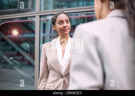 Femmes d'affaires par fenêtre Banque D'Images