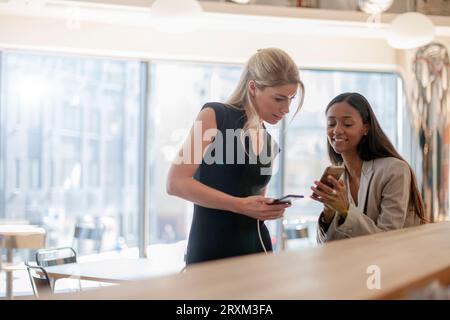 Collègues utilisant un smartphone Banque D'Images