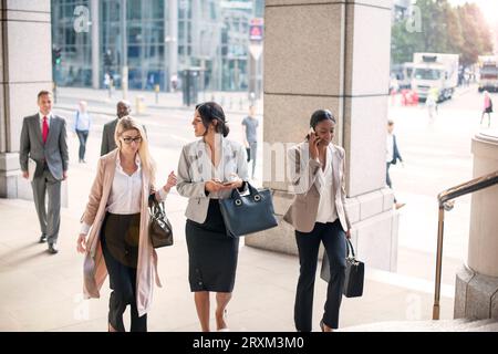 Femmes d'affaires entrant dans le bâtiment Banque D'Images