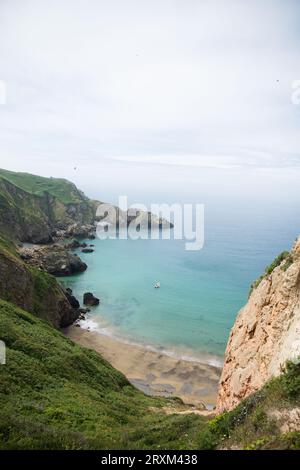 Plage entre falaises Banque D'Images