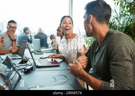 Collègues en utilisant des ordinateurs portables au cours de réunion Banque D'Images