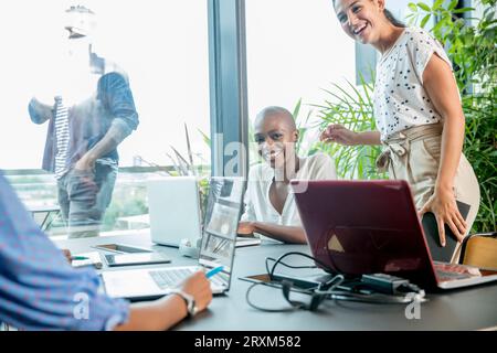 Collègues en utilisant des ordinateurs portables au cours de réunion Banque D'Images