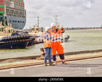 Les quais avec tablette numérique au port de Felixstowe, England Banque D'Images