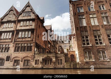 Bâtiments par canal de Bruges, Belgique Banque D'Images