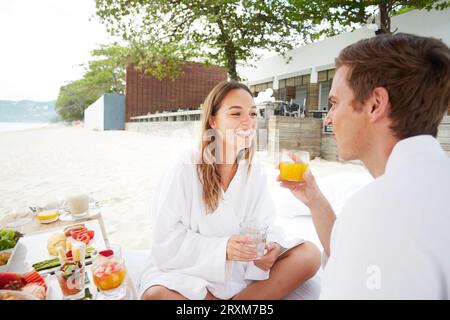 Young couple wearing peignoirs au beach de Ko Samui, Thaïlande Banque D'Images