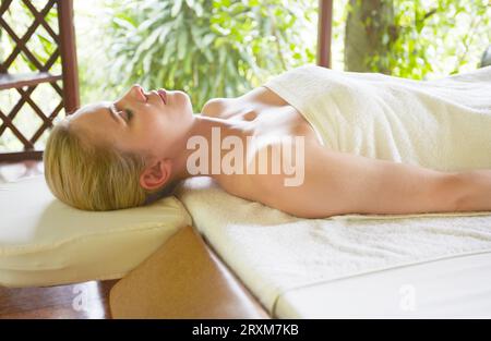 Young woman lying on massage table à Ko Samui, Thaïlande Banque D'Images