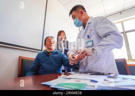 Comté de Luannan, Chine - 7 avril 2023 : le médecin traite des patients dans une clinique gratuite. Banque D'Images