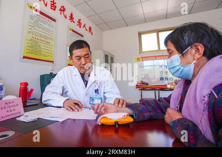 Comté de Luannan, Chine - 7 avril 2023 : le médecin traite des patients dans une clinique gratuite. Banque D'Images