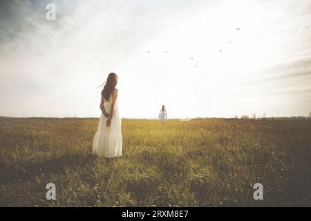 image surréaliste d'une femme qui s'imagine devant elle marchant vers l'infini, le concept du temps Banque D'Images