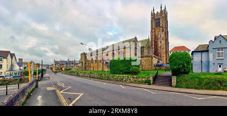 Rue en face de Newquay Parish Church of St Michael the Archange, Newquay, Angleterre, Royaume-Uni Banque D'Images