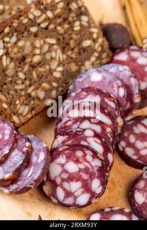 tranches de saucisse de porc de haute qualité avec ajout de morceaux de saindoux, produits alimentaires prêts à l'emploi de viande de porc Banque D'Images