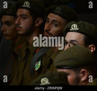 Jérusalem, Israël. 26 septembre 2023. Des soldats israéliens assistent à la cérémonie commémorative d’État marquant le 50e anniversaire de la guerre du Yom Kippour dans la salle du souvenir au Mont Cimetière militaire Herzl à Jérusalem, le mardi 26 septembre 2023. Photo de Debbie Hill/ crédit : UPI/Alamy Live News Banque D'Images