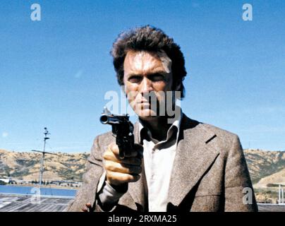 Magnum Force Clint Eastwood Directeur - Ted Post déc. 1973 FP Magnum Force 02 FlixPix/Warner Bros. À usage éditorial uniquement. Copyright de Warner Bros. Et/ou du photographe attribué par The Movie ou production Company. Un crédit obligatoire pour la société de cinéma est requis. Strictement pour une utilisation pour la promotion du film ci-dessus, sauf autorisation écrite obtenue par l'intermédiaire de la société cinématographique est obtenue par l'utilisateur final. FlixPix n’est pas le propriétaire des droits d’auteur et agit uniquement en tant que service de fourniture aux médias reconnus. Banque D'Images