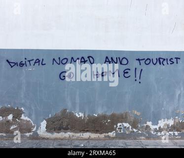 Numérique nomade et touriste rentrent à la maison graffiti sur mur en Espagne Banque D'Images