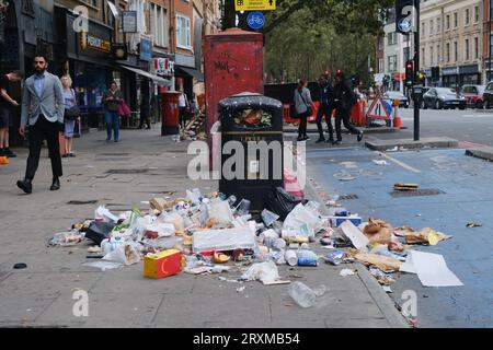 Whitechapel, Londres, Royaume-Uni. 26 septembre 2023. Les travailleurs des services de traitement des déchets du Tower Hamlets Council et les nettoyeurs de rue en grève du 18 septembre au 1 octobre. Crédit : Matthew Chattle/Alamy Live News Banque D'Images