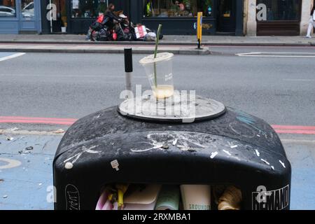 Whitechapel, Londres, Royaume-Uni. 26 septembre 2023. Les travailleurs des services de traitement des déchets du Tower Hamlets Council et les nettoyeurs de rue en grève du 18 septembre au 1 octobre. Crédit : Matthew Chattle/Alamy Live News Banque D'Images