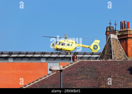 Yorkshire Air Ambulance décolle de l'hôpital Leeds General Infirmary, West Yorkshire, Royaume-Uni Banque D'Images