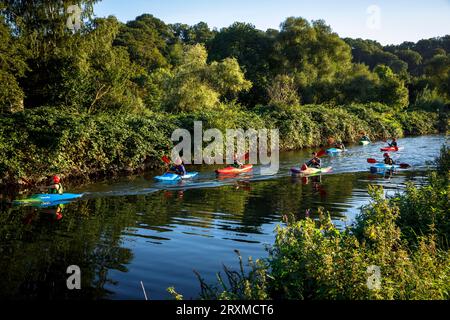 Kayakistes sur la Ruhr à Witten-Herbede, Witten, région de la Ruhr, Rhénanie du Nord-Westphalie, Allemagne. Kajakfahrer auf der Ruhr BEI Witten-Herbede, Witten, Ruhrg Banque D'Images