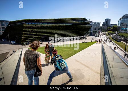 Vue depuis le toit vert accessible à pied du pavillon triangulaire jusqu'au bâtiment Koe-Bogen II avec sa façade verte, vallée d'Ingenhoven, Gustaf-Gruendgens Banque D'Images