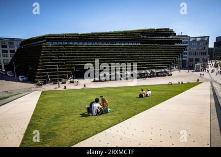 Vue depuis le toit vert accessible à pied du pavillon triangulaire jusqu'au bâtiment Koe-Bogen II avec sa façade verte, vallée d'Ingenhoven, Gustaf-Gruendgens Banque D'Images