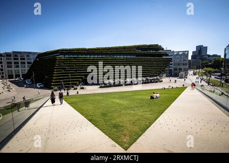 Vue depuis le toit vert accessible à pied du pavillon triangulaire jusqu'au bâtiment Koe-Bogen II avec sa façade verte, vallée d'Ingenhoven, Gustaf-Gruendgens Banque D'Images