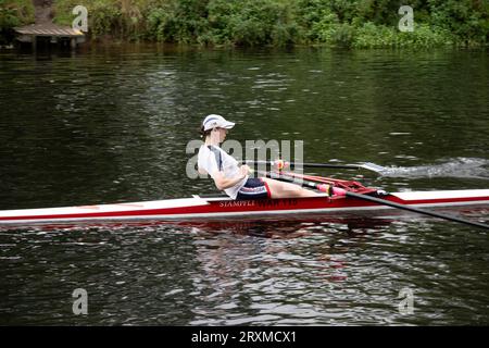 Une femme rameuse s'entraînant sur la rivière Avon, Warwick, Warwickshire, Angleterre, Royaume-Uni Banque D'Images