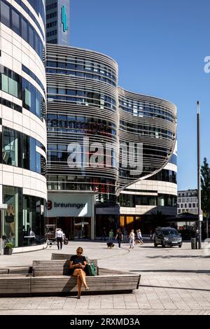Grand magasin Breuninger dans le complexe immobilier Koe-Bogen par l'architecte Daniel Libeskind, Duesseldorf, Rhénanie du Nord-Westphalie, Allemagne. Kaufhaus BR Banque D'Images