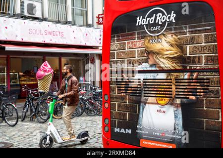 Publicité pour le café Hard Rock sur un bus touristique, grand stand de crème glacée en face d'un salon de crème glacée sur la rue Burgmauer près de Dom, GER Banque D'Images