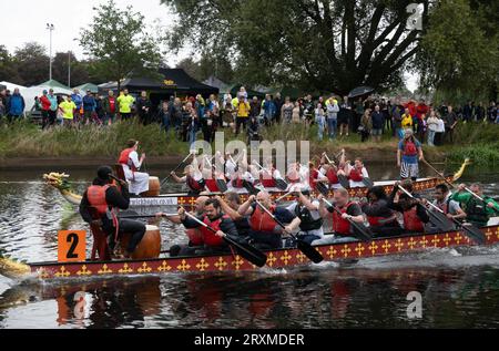 Courses de bateaux-dragons, River Avon, Warwick, Warwickshire, Angleterre, ROYAUME-UNI Banque D'Images