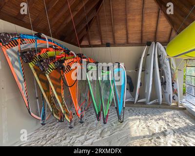 Fushifaru, Maldives - 2 mai 2022 : Kite matériel de pension dans le stockage pour les clients à louer dans un complexe de luxe. Banque D'Images