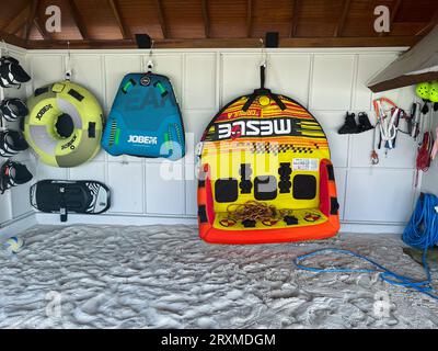 Fushifaru, Maldives - 2 mai 2022 : diverses planches et équipements de sports nautiques montés sur un mur pour les clients de l'hôtel de luxe. Banque D'Images