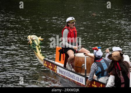 Courses de bateaux-dragons, River Avon, Warwick, Warwickshire, Angleterre, ROYAUME-UNI Banque D'Images