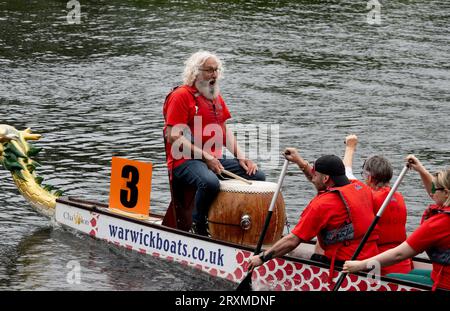 Courses de bateaux-dragons, River Avon, Warwick, Warwickshire, Angleterre, ROYAUME-UNI Banque D'Images