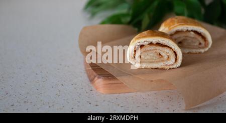 Deux petits pains dans une coupe servis sur une planche de bois, bannière avec espace de copie. Concept de pâtisserie Banque D'Images