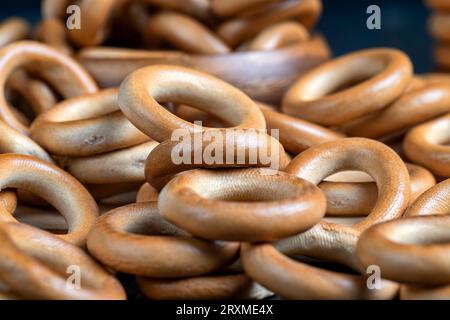 bagels à base de farine solide, bagels secs de petite taille, dessert frais non sucré pour le thé Banque D'Images