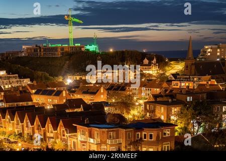 Vue au sommet de la colline du village néerlandais Wijk aan Zee dans la soirée Banque D'Images