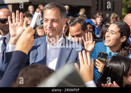 Melle, Belgique. 26 septembre 2023. Le Premier ministre Alexander de Croo rencontre les élèves lors d’une visite au SFI Melle, école secondaire Sint-Franciscus Instituut, mardi 26 septembre 2023, à Melle. L'école se concentre sur le développement personnel et l'éducation de qualité, et est reconnue comme un pionnier de la numérisation et stimule l'entrepreneuriat parmi les étudiants. BELGA PHOTO JAMES ARTHUR GEKIERE crédit : Belga News Agency/Alamy Live News Banque D'Images