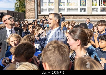 Melle, Belgique. 26 septembre 2023. Le Premier ministre Alexander de Croo rencontre les élèves lors d’une visite au SFI Melle, école secondaire Sint-Franciscus Instituut, mardi 26 septembre 2023, à Melle. L'école se concentre sur le développement personnel et l'éducation de qualité, et est reconnue comme un pionnier de la numérisation et stimule l'entrepreneuriat parmi les étudiants. BELGA PHOTO JAMES ARTHUR GEKIERE crédit : Belga News Agency/Alamy Live News Banque D'Images