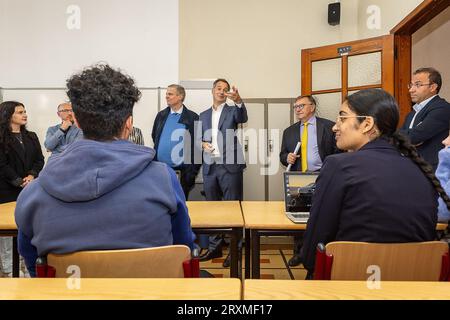 Melle, Belgique. 26 septembre 2023. Le Premier ministre Alexander de Croo rencontre les élèves lors d’une visite au SFI Melle, école secondaire Sint-Franciscus Instituut, mardi 26 septembre 2023, à Melle. L'école se concentre sur le développement personnel et l'éducation de qualité, et est reconnue comme un pionnier de la numérisation et stimule l'entrepreneuriat parmi les étudiants. BELGA PHOTO JAMES ARTHUR GEKIERE crédit : Belga News Agency/Alamy Live News Banque D'Images