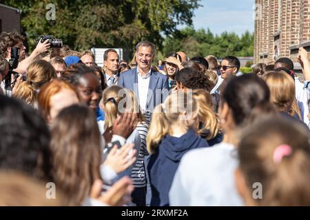 Melle, Belgique. 26 septembre 2023. Le Premier ministre Alexander de Croo rencontre les élèves lors d’une visite au SFI Melle, école secondaire Sint-Franciscus Instituut, mardi 26 septembre 2023, à Melle. L'école se concentre sur le développement personnel et l'éducation de qualité, et est reconnue comme un pionnier de la numérisation et stimule l'entrepreneuriat parmi les étudiants. BELGA PHOTO JAMES ARTHUR GEKIERE crédit : Belga News Agency/Alamy Live News Banque D'Images