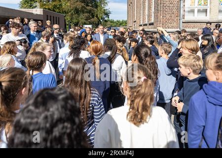Melle, Belgique. 26 septembre 2023. Le Premier ministre Alexander de Croo rencontre les élèves lors d’une visite au SFI Melle, école secondaire Sint-Franciscus Instituut, mardi 26 septembre 2023, à Melle. L'école se concentre sur le développement personnel et l'éducation de qualité, et est reconnue comme un pionnier de la numérisation et stimule l'entrepreneuriat parmi les étudiants. BELGA PHOTO JAMES ARTHUR GEKIERE crédit : Belga News Agency/Alamy Live News Banque D'Images