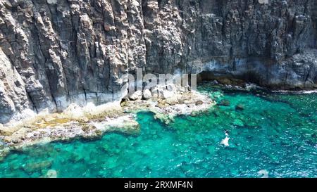 Grandes formations rocheuses qui ressemblent à Los Gigantes directement sur l'océan sur l'île des Canaries de Tenerife Banque D'Images