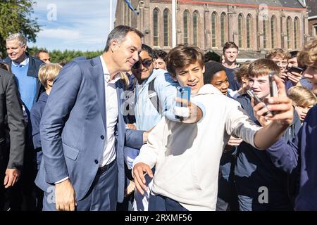 Melle, Belgique. 26 septembre 2023. Le Premier ministre Alexander de Croo rencontre les élèves lors d’une visite au SFI Melle, école secondaire Sint-Franciscus Instituut, mardi 26 septembre 2023, à Melle. L'école se concentre sur le développement personnel et l'éducation de qualité, et est reconnue comme un pionnier de la numérisation et stimule l'entrepreneuriat parmi les étudiants. BELGA PHOTO JAMES ARTHUR GEKIERE crédit : Belga News Agency/Alamy Live News Banque D'Images
