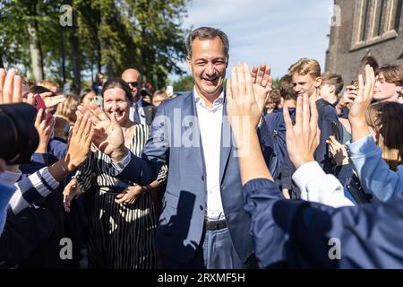 Melle, Belgique. 26 septembre 2023. Le Premier ministre Alexander de Croo rencontre les élèves lors d’une visite au SFI Melle, école secondaire Sint-Franciscus Instituut, mardi 26 septembre 2023, à Melle. L'école se concentre sur le développement personnel et l'éducation de qualité, et est reconnue comme un pionnier de la numérisation et stimule l'entrepreneuriat parmi les étudiants. BELGA PHOTO JAMES ARTHUR GEKIERE crédit : Belga News Agency/Alamy Live News Banque D'Images