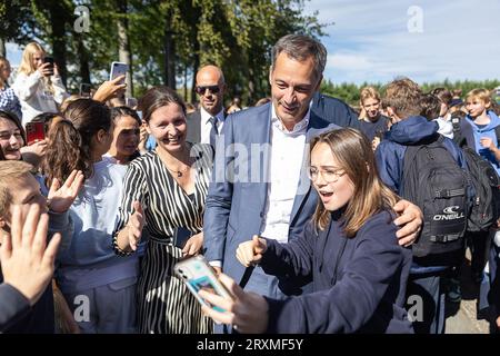 Melle, Belgique. 26 septembre 2023. Le Premier ministre Alexander de Croo rencontre les élèves lors d’une visite au SFI Melle, école secondaire Sint-Franciscus Instituut, mardi 26 septembre 2023, à Melle. L'école se concentre sur le développement personnel et l'éducation de qualité, et est reconnue comme un pionnier de la numérisation et stimule l'entrepreneuriat parmi les étudiants. BELGA PHOTO JAMES ARTHUR GEKIERE crédit : Belga News Agency/Alamy Live News Banque D'Images