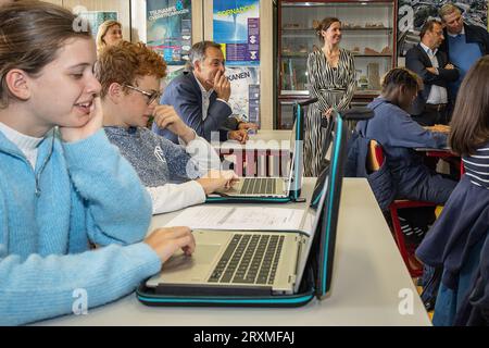 Le Premier ministre Alexander de Croo rencontre les élèves lors d’une visite au SFI Melle, école secondaire Sint-Franciscus Instituut, mardi 26 septembre 2023, à Melle. L'école se concentre sur le développement personnel et l'éducation de qualité, et est reconnue comme un pionnier de la numérisation et stimule l'entrepreneuriat parmi les étudiants. BELGA PHOTO JAMES ARTHUR GEKIERE Banque D'Images