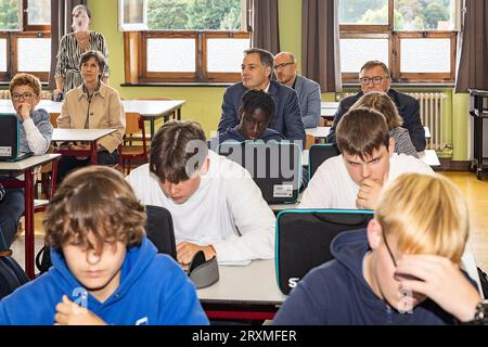 Melle, Belgique. 26 septembre 2023. Le Premier ministre Alexander de Croo photographié lors d’une visite au SFI Melle, école secondaire Sint-Franciscus Instituut, mardi 26 septembre 2023, à Melle. L'école se concentre sur le développement personnel et l'éducation de qualité, et est reconnue comme un pionnier de la numérisation et stimule l'entrepreneuriat parmi les étudiants. BELGA PHOTO JAMES ARTHUR GEKIERE crédit : Belga News Agency/Alamy Live News Banque D'Images