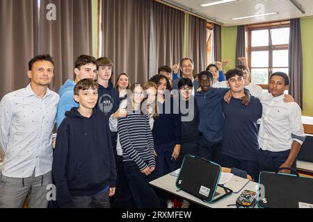 Melle, Belgique. 26 septembre 2023. Le Premier ministre Alexander de Croo photographié lors d’une visite au SFI Melle, école secondaire Sint-Franciscus Instituut, mardi 26 septembre 2023, à Melle. L'école se concentre sur le développement personnel et l'éducation de qualité, et est reconnue comme un pionnier de la numérisation et stimule l'entrepreneuriat parmi les étudiants. BELGA PHOTO JAMES ARTHUR GEKIERE crédit : Belga News Agency/Alamy Live News Banque D'Images