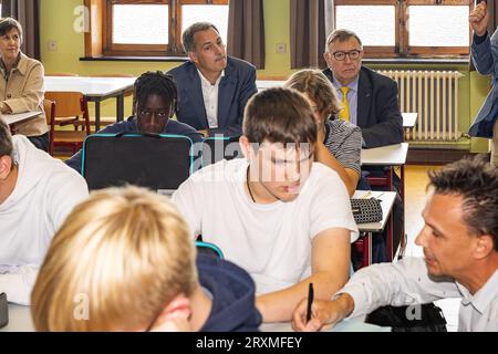 Melle, Belgique. 26 septembre 2023. Le Premier ministre Alexander de Croo rencontre les élèves lors d’une visite au SFI Melle, école secondaire Sint-Franciscus Instituut, mardi 26 septembre 2023, à Melle. L'école se concentre sur le développement personnel et l'éducation de qualité, et est reconnue comme un pionnier de la numérisation et stimule l'entrepreneuriat parmi les étudiants. BELGA PHOTO JAMES ARTHUR GEKIERE crédit : Belga News Agency/Alamy Live News Banque D'Images
